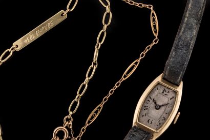 Lot de bijoux usés comprenant : 
- Une montre...