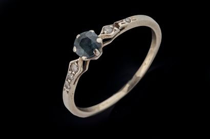 Solitaire ring in white gold (750 thousandths)...