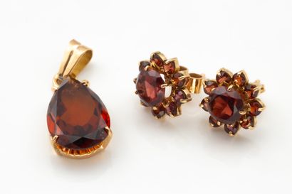 Parure boucles d’oreilles fleurs et pendentif...