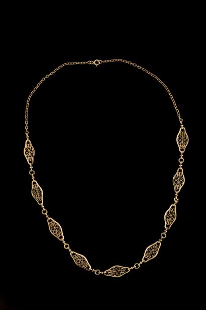 Collier maillons filigranées terminés de...