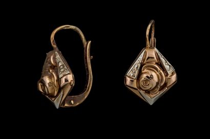 Paire de boucles d’oreilles dite brisures...