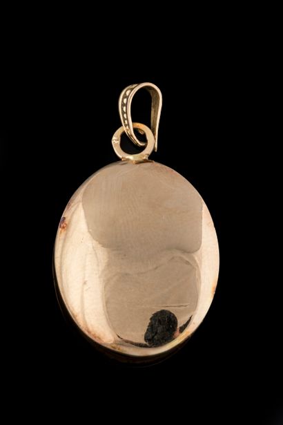 Yellow gold (750 thousandths) oval pendant...