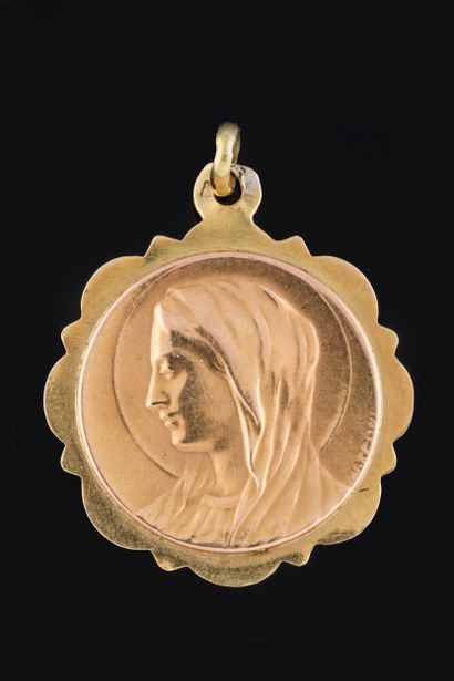 Médaille vierge au voile entourage dentellé...