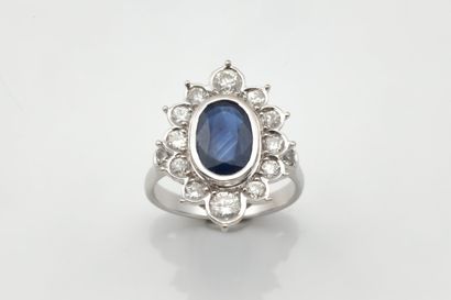 Bague marguerite centrée d’un saphir ovale...