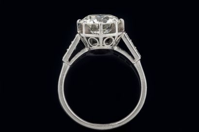 Bague solitaire en platine (850 millièmes)...