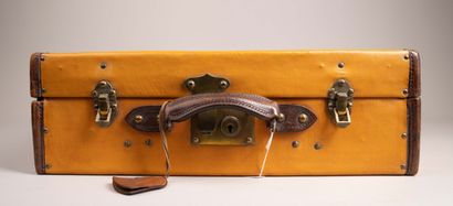 LOUIS VUITTON 
Valise de voyage rigide gainé...