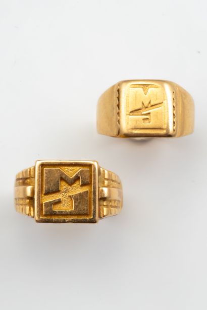 Deux bagues chevalières MJ usées en or jaune...