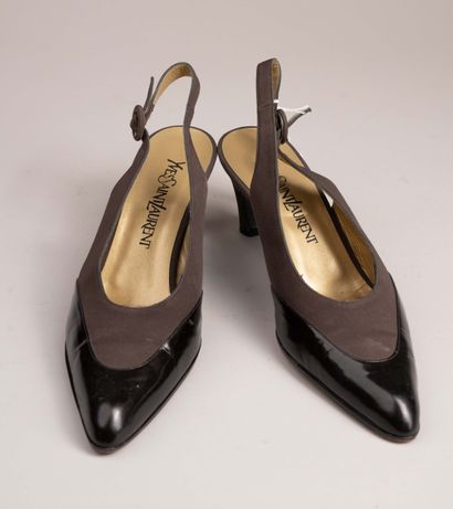 YVES SAINT LAURENT 
Paire de chaussures à...