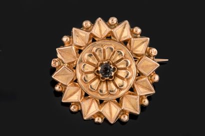 Round flower brooch with radiating decoration...