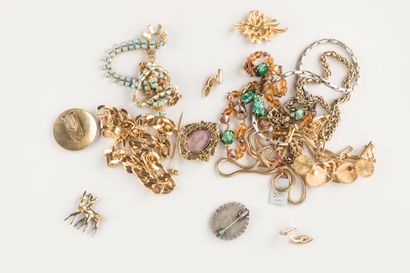 Lot de bijoux fantaisie.