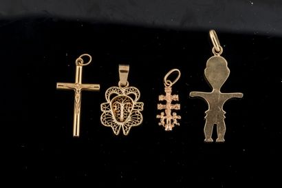4 pendentifs en or jaune (750 millièmes)...