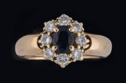 Bague marguerite centrée d’un saphir ovale...