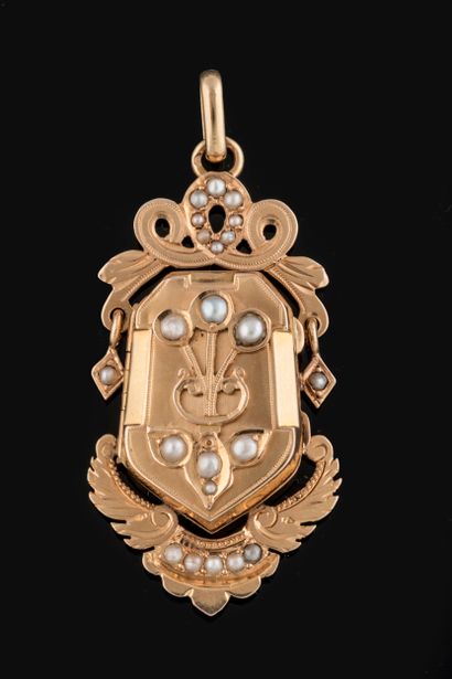 Souvenir pendant centered on an opening escutcheon...
