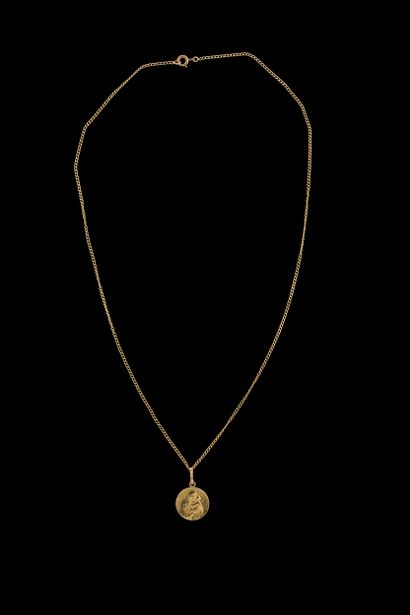 Set in yellow gold (750 thousandths). Oxidation...