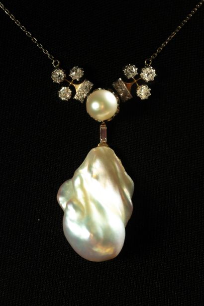 Collier orné d’une importante perle nacrée...