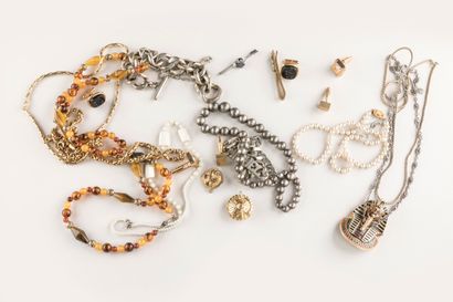 Lot important de bijoux fantaisie. 
On y...