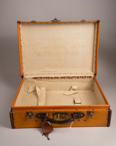 LOUIS VUITTON 
Valise de voyage rigide gainé...