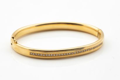 Bracelet jonc ovale ouvrant serti d’une lignée...