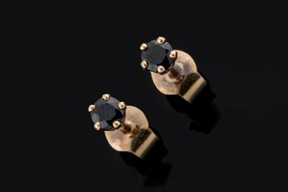 Paire de puces d’oreilles sertie chacune...