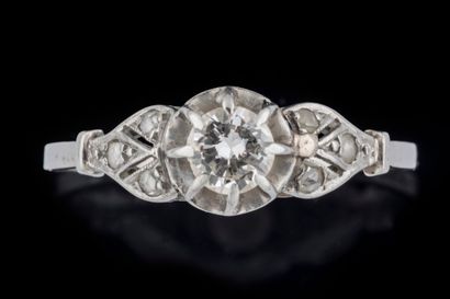 Bague solitaire ornée d’un diamant pesant...
