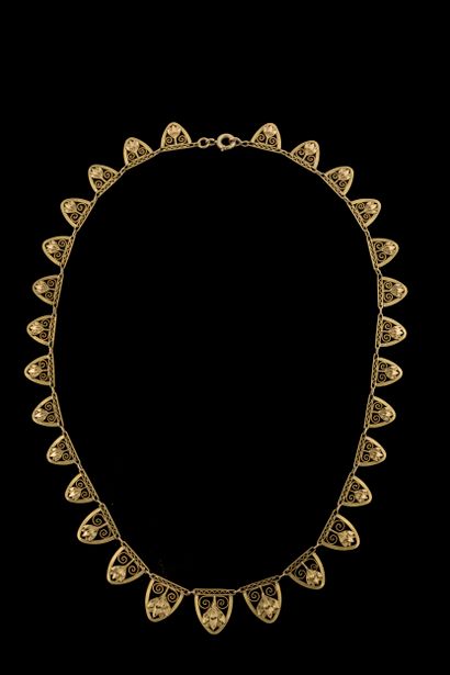 Collier draperie orné entièrement de motifs...