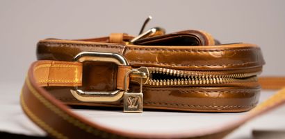LOUIS VUITTON 
Sac à épaule, ou dit en bandoulière,...