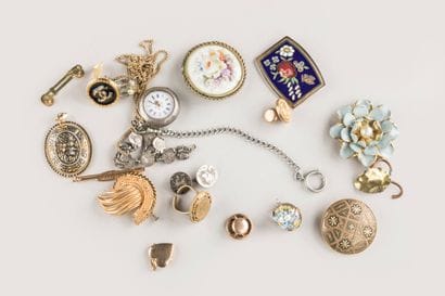Lot de bijoux fantaisie : broches, montre...