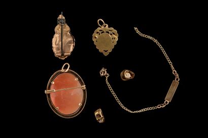 - 3 bijoux usés en or jaune (750 millièmes):...