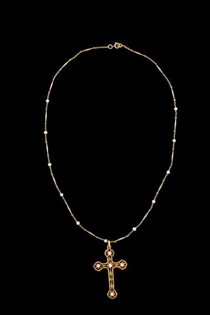 Deux bijoux ornés de perles blanches et de...
