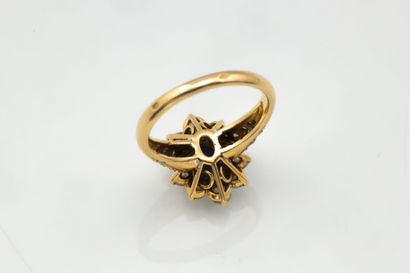 Bague marguerite en or jaune (750 millièmes)...
