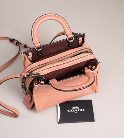 COACH 
Sac en bandoulière en cuir saumon...