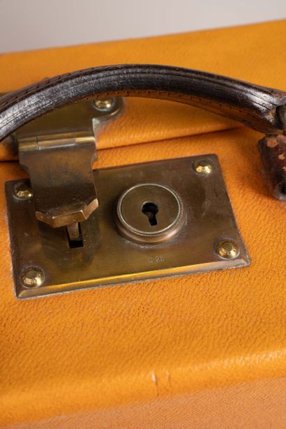 LOUIS VUITTON 
Valise de voyage rigide gainé...