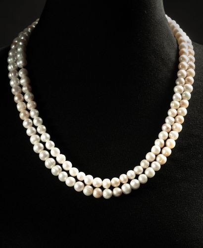 Long sautoir de perles de culture blanches...