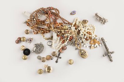 Important lot de bijoux fantaisie comprenant...