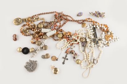 Important lot de bijoux fantaisie comprenant...