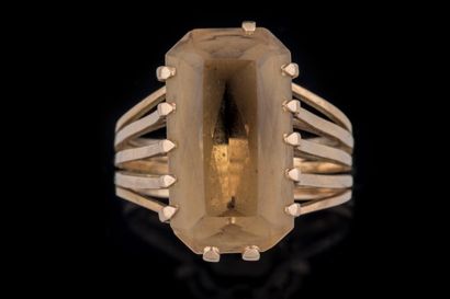 Bague usée en or jaune (750 millièmes) sertie...