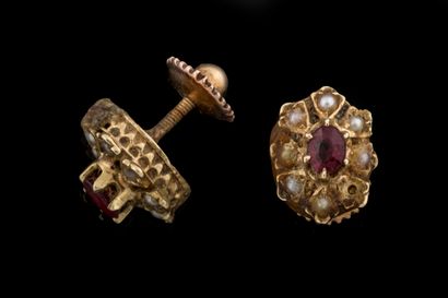 Pair of yellow gold (750 thousandths) daisy...
