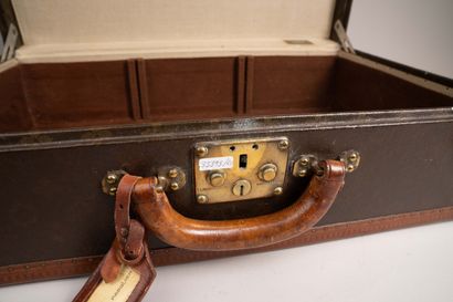 LOUIS VUITTON 
Valise de voyage rigide en...
