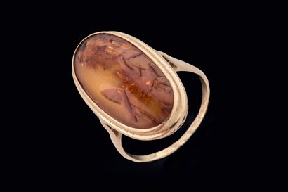 Bague marquise sertie d’un cabochon d’ambre...