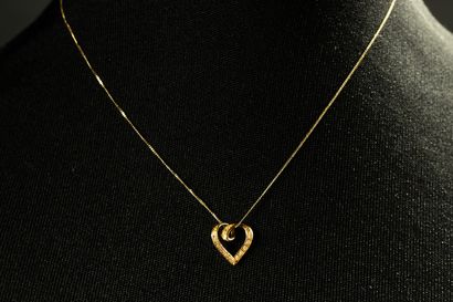 Fine chaîne gourmette et son pendentif serti...