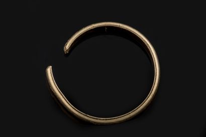 Cut and damaged wedding band in yellow gold...