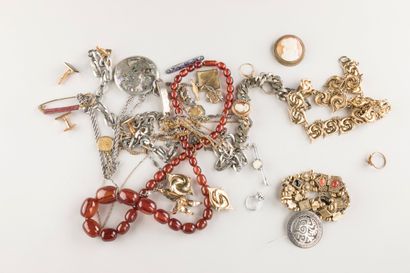 Lot important de bijoux fantaisie. 
On y...