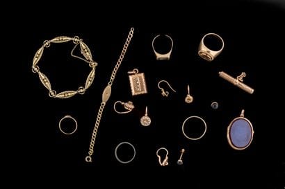 Lot de bijoux accidentés et avec manques...