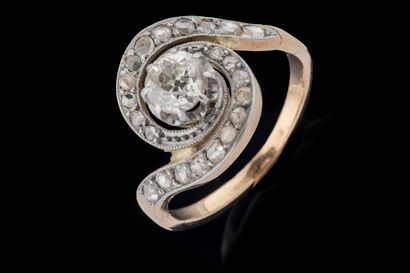 Bague tourbillon en or jaune (750 millièmes)...