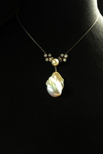 Collier orné d’une importante perle nacrée...