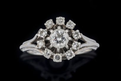 Bague marguerite en or gris (750 millièmes)...