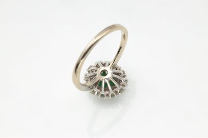 Bague marguerite ovale en or gris (750 millièmes)...