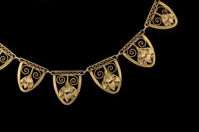 Collier draperie orné entièrement de motifs...