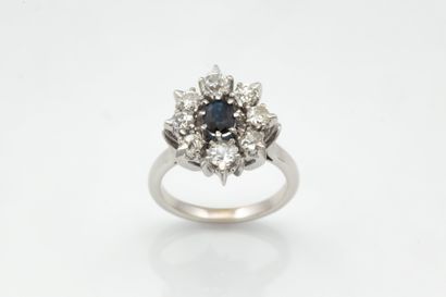 Bague marguerite en or gris (750 millièmes)...