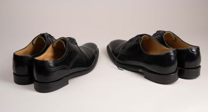CHARLES TYRWHITT 
Deux paires de chaussures...